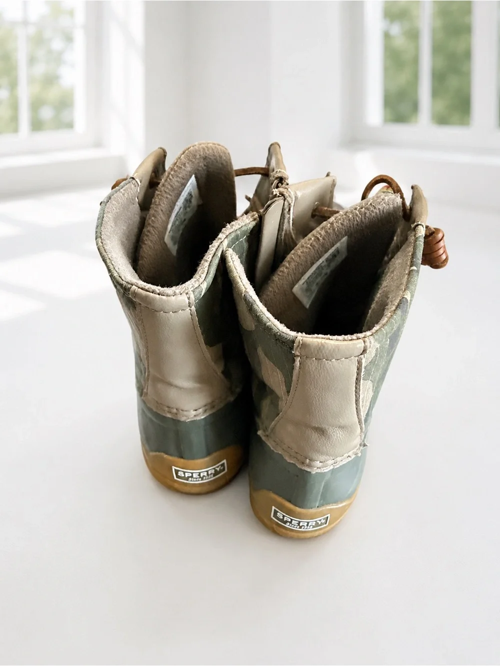 Sperry Camouflage Duck Boot with Brown Leather Laces size 9.5 EUC